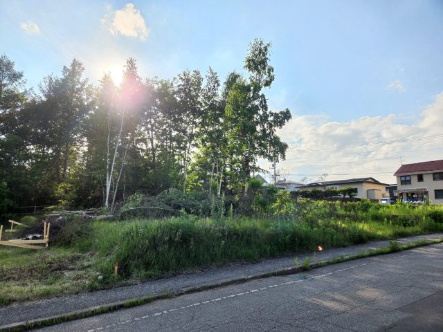 【新着物件のお知らせ】美山町東3丁目70番　土地　180万円が売出しになりました。